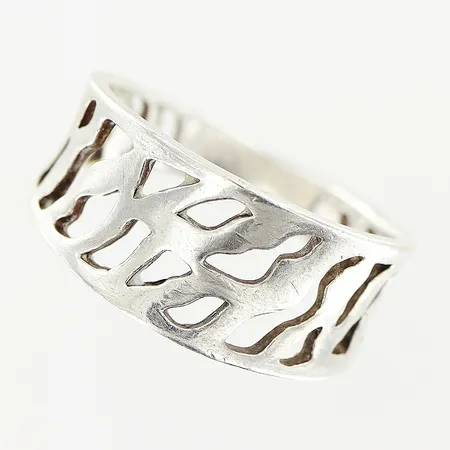 Ring stl 17, bredd 3-8,5mm, skev, silver 925/1000. Vikt: 2,4 g