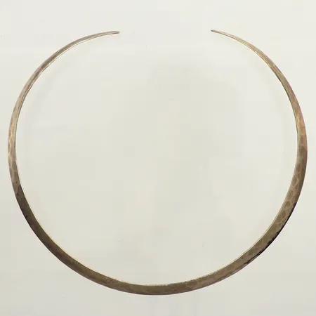 Collier, hamrad dekor, längd ca 35cm, bredd 8,4mm, GHA, 925/1000 silver Vikt: 19,7 g