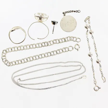 1 kedja, 2 armband 1 örhänge, 1 berlock, 2 ringar, delvis med sten, allt med defekter, silver 830, 925/1000. Vikt: 17,2 g