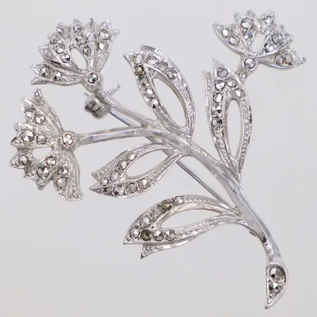Brosch med markasiter, längd 5,5cm, bredd 44,5mm, sten saknas, 830/1000 silver Vikt: 10,2 g