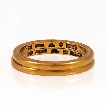 Graverat guld i 23K. Vikt: 7,3g.