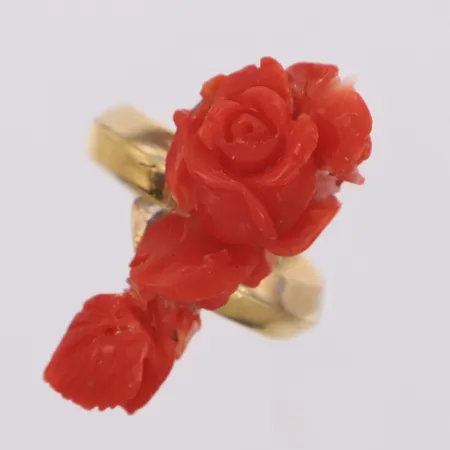 Ring med koral, stl 18, bredd 5,3-32,3mm, Guldfynd,  nagg, slitage, lim rester, repor, rödguld/vitguld, 18K  Vikt: 9,2 g