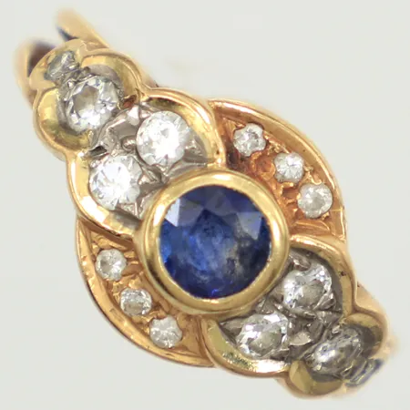 Ring diamanter 6x ca 0,05ct + 8x 0,01ct, blå sten möjligen safir, stl 16¼, bredd 11,5mm, skev, 18K Vikt: 5,1 g