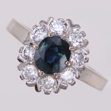 Carmoséring med blå safir 1,13ct och briljantslipade diamanter ca 0,88ctv enl gravyr, stl 18, bredd 13,8mm, Ceson, Göteborg, år 1981, vitguld, 18K Vikt: 5,3 g