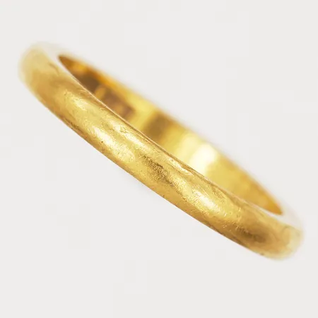 Ring, slät, gravyr, stl: 17¼, 23K guld Vikt: 5 g