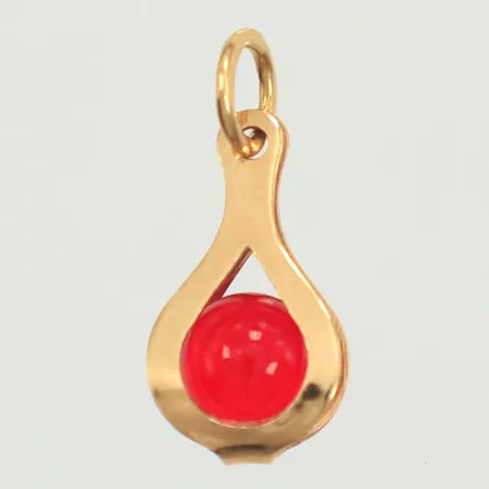 Hänge med röd sten, längd 15,8mm inklusive ögla, bredd 7mm, 18K Vikt: 0,6 g