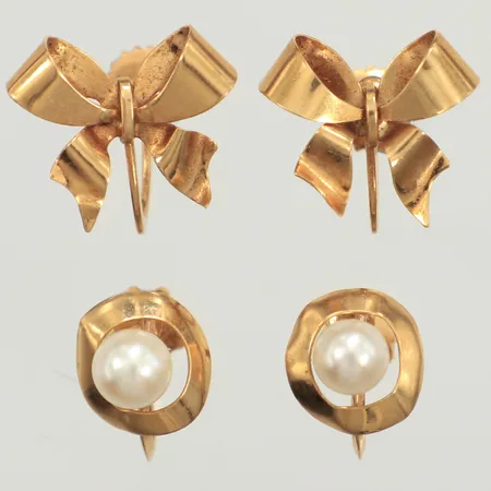 Två par örhängen, pärlor, skruvmodell, bucklor, 18K Vikt: 4,2 g