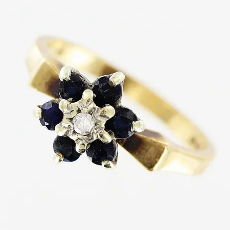 Ring, diamant ca 0,02ct, syntetiska safirer, stl 16½, bredd 2-9mm, 9K Vikt: 2,7 g