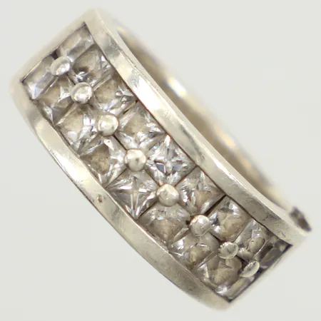 Ring vita stenar, stl 18½, bredd 9mm, 925/1000 silver Vikt: 10,1 g