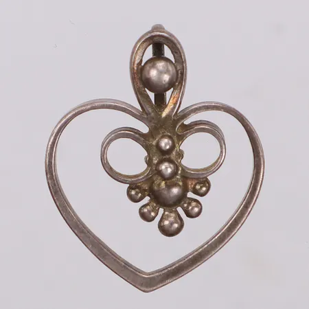 Hänge, längd 29,1mm, bredd 23,9mm, 925/1000 silver Vikt: 4,4 g