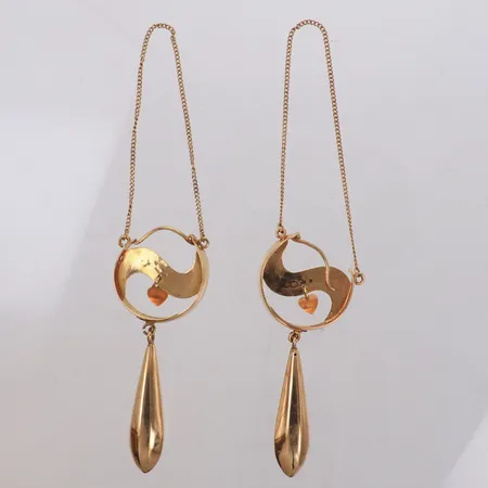 Ett Par örhängen, längd 72,6mm, bredd 3,6-10,6mm, droppe, 18K, droppe 14K Vikt: 23,3 g