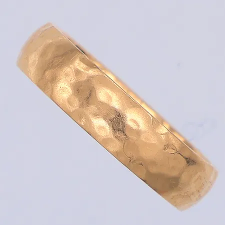 Ring, hamrad yta, stl 18¼, Schalin, gravyr, 18K Vikt: 5,9 g