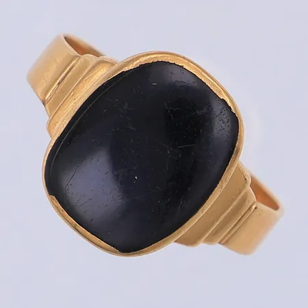 Klackring, onyx, stl 18, något skev, 18K Vikt: 4,8 g