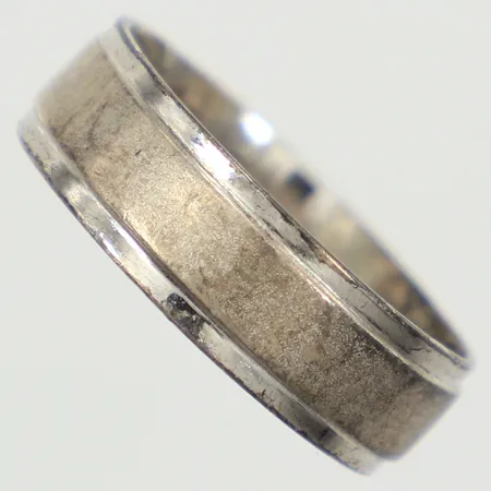 Ring, stl 16½, bredd 5,6mm, matterad dekor, 925/1000 silver Vikt: 2,8 g