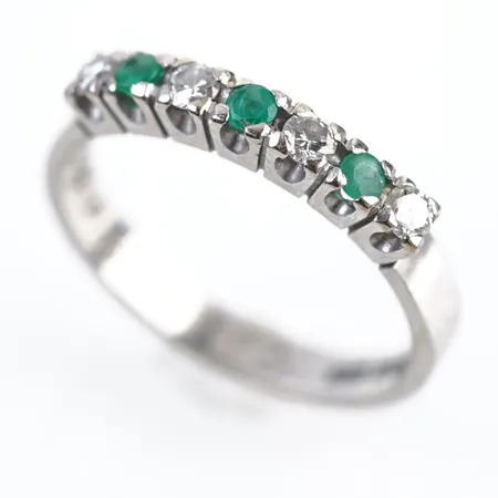 Ring m diamanter 0,16ct enligt gravyr och smaragder, vitguld, stl 17(53), bredd 3mm, 18k, gravyr Vikt: 3 g