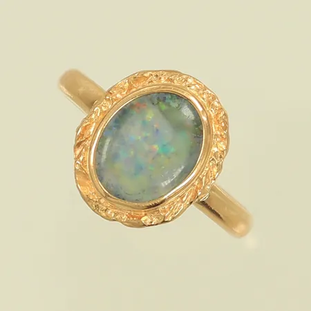 Ring med opal, stl 17, bredd 2,3-12,7mm, repig sten, 18K, bruttovikt 2,8g Vikt: 2,8 g