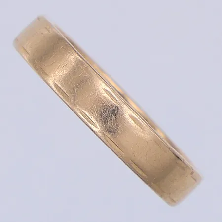 Ring, slät, gravyr, stl 18¼, gravyr, 18K Vikt: 4,2 g