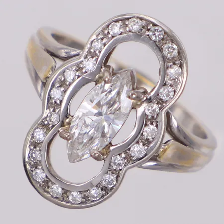 Ring med navettslipad diamant ca 0,68ct (P) och briljantslipade diamanter ca 0,22ctv, stl 17¼, bredd 19,3mm, sliten rodiering, utländsk stämpel, 18K       	 Vikt: 5,3 g