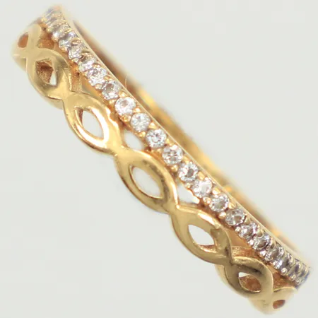 Ring med vita stenar, stl 17½, bredd 2-3,6mm, 18K  Vikt: 1,9 g