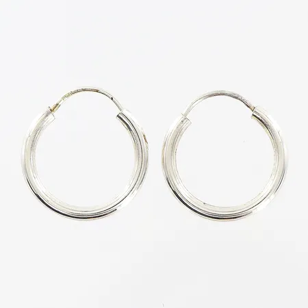 Ett par örhängen, creoler 18x17mm, bredd 2mm, silver 830/1000. Vikt: 1 g