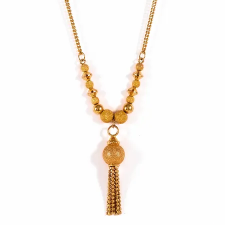 Collier i 21K guld med integrerat hänge facetterade kulor och kedjedekor. Det är 42 cm långt, 1,8 - 5 mm brett och väger 9,6g. Hängets längd 36,5 mm. Stämplat 21K. Karbinhake i förgyllt silver.