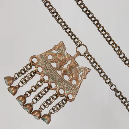 Collier i brons, Kalevala Koru Finland, längd ca 60cm, bredd 6,7mm, hängens mått ca 66x87mm, patina/gröntonad yta