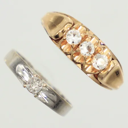 Två ringar, stenar, skeva, 18K Vikt: 4,1 g