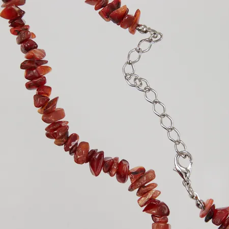 Collier av bruna chips-pärlor möjligen bärnsten, längd ca 52,5cm, bredd ca 11mm, vitmetall lås