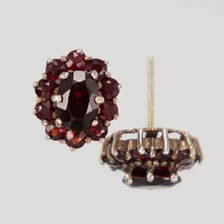 Ett par örhängen, Carmosé med granater, Ø ca 11x12mm, stift, stopp saknas, ostämplad, förgyllt Silver  Vikt: 3,1 g