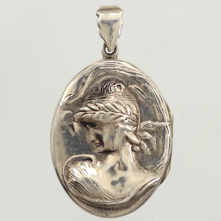 Medaljong, längd ca 50mm, bredd 28mm, 925/1000 silver Vikt: 9,2 g