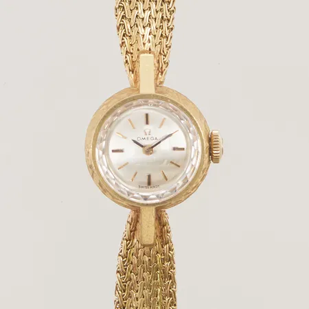 Damur Omega manuell, Ø17mm, 16cm,  18K i band och ur. bruttovikt 22,1g.