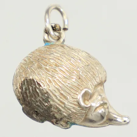 Hänge igelkott, längd 16mm inklusive ögla, bredd 16,8mm, 830/1000 silver  Vikt: 1,3 g