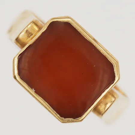 Klackring med karneol, stl 21, gravyr, 18K Vikt: 10 g