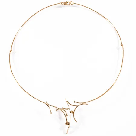 Collier, stelt/ledat i 14K guld: Organisk dekor fram. Mått dekor 50 x 42 mm. Innermått 45 cm, 1,2 mm bred och väger 12,0g. Karbinhake. Förlängningskedja, justerbar upp till 6 cm i förgyllt silver medföljer. Ask medföljer.