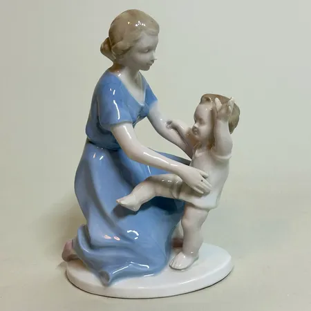 Figurin Gräfenthal, kvinna med barn, höjd 15cm