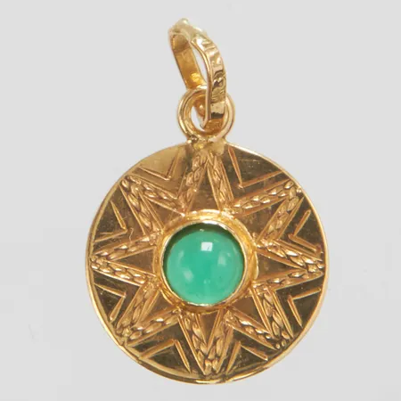 Hänge med grön kalcedon, 17,8x11,1mm, svenska stämplar, skev ögla, 18K Vikt: 0,5 g