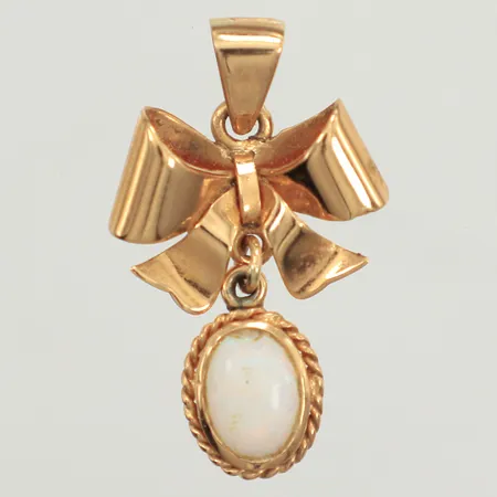 Hänge rosett med opal, längd 28mm inklusive ögla, bredd 16,5mm, skadad, naggad sten, 18K Vikt: 2,6 g