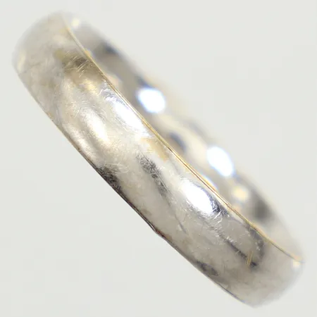 Ring, stl 21, bredd 4,6mm, vitguld, repiga, 14K  Vikt: 2,3 g