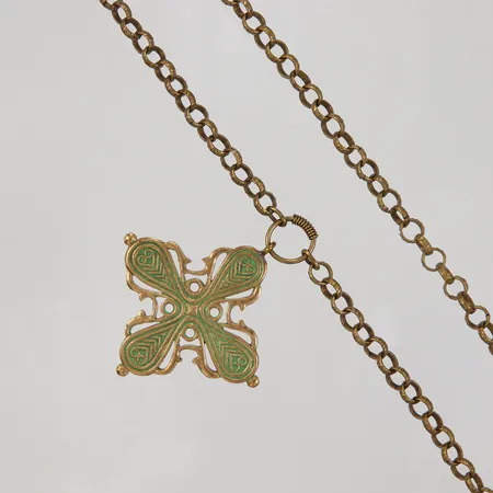 Collier i brons, Kalevala Koru Finland, längd ca 62cm, bredd ca 7,2mm, hängens mått ca 57x59mm, patina/gröntonad yta