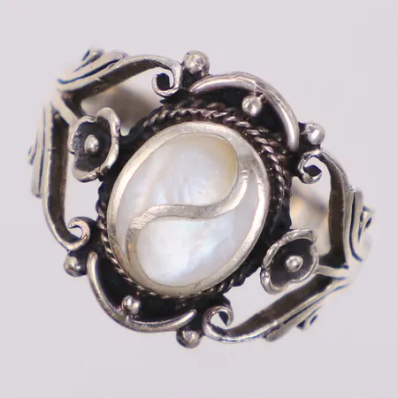 Ring med pärlemor, yin/yang, stl 17½, bredd 15,2mm,  925/1000 silver Vikt: 4,3 g