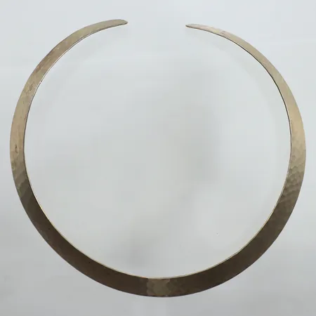 Collier med hamrad dekor, stelt, längd ca 36cm, bredd 14,6mm, 925/1000 silver Vikt: 39,8 g