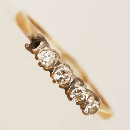 Ring med diamanter 4x ca 0,03ct, stl 18, bredd 0,5-3mm, en sten saknas, 18K guld.  Vikt: 2,5 g