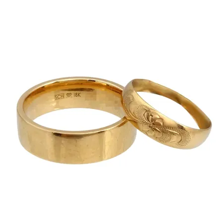 Ringar, två st, 18K guld, bucklor, slitage, gravyr Vikt: 14,1 g