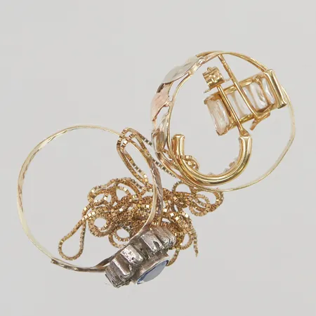 Parti guld, skadat, graverat, 18K 6,2g.