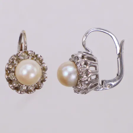 Ett par örhängen med pärlor och vita stenar, Ø11mm, vitguld 18K Vikt: 5,8 g