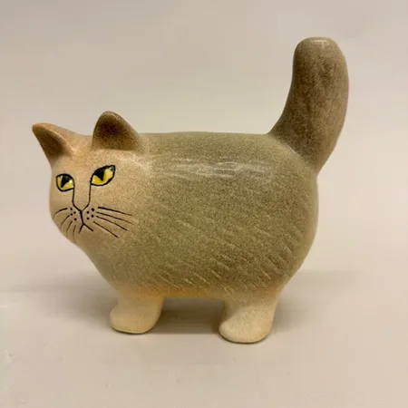 Figurin, katt, Moa midi, höjd 16cm, längd 17cm, design Lisa Larson (1931-2024), Gustavsberg, märkt LISA L, glaserat stengods.