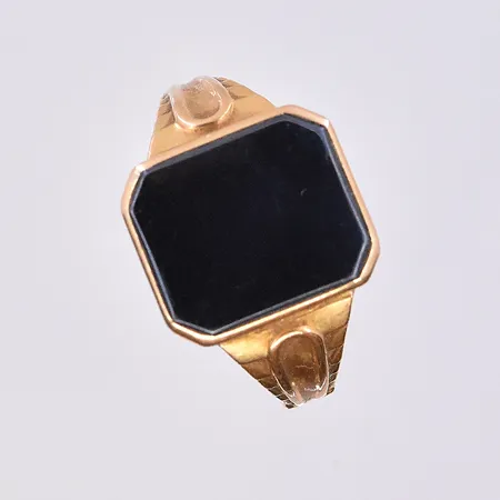 Klackring med Onyxplatta, stl 21, bredd 3-15 mm, 18K. Vikt: 5,2 g