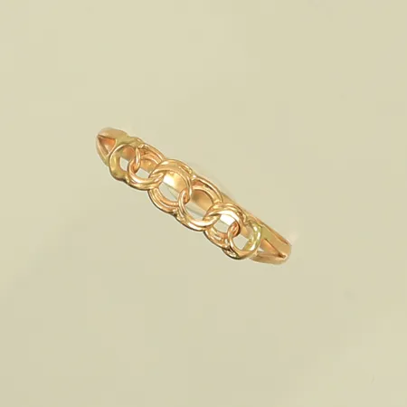 Ring bismarck, stl 18¾, bredd 2-4,5mm, ojämn skena, 18K  Vikt: 1,2 g