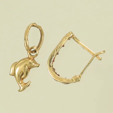 Diverse guld, örhänge med stenar, sten saknas, hänge delfin, defekt hängögla, 14K Vikt: 0,9 g