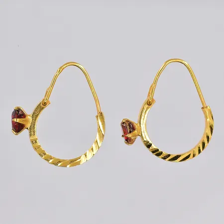 Ett par örhängen med röd sten, Ø 14mm, 21K Vikt: 1,3 g